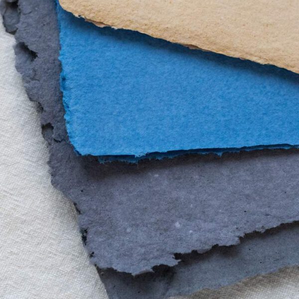 Színes merített papírlapok